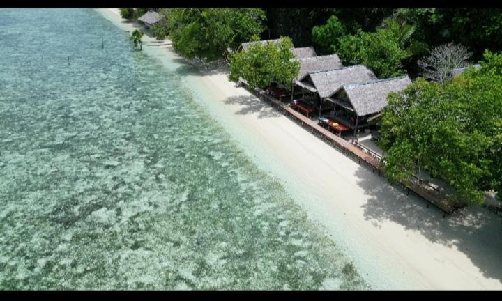 Mambetron Homestay Raja Ampat Pulau Mansuar エクステリア 写真