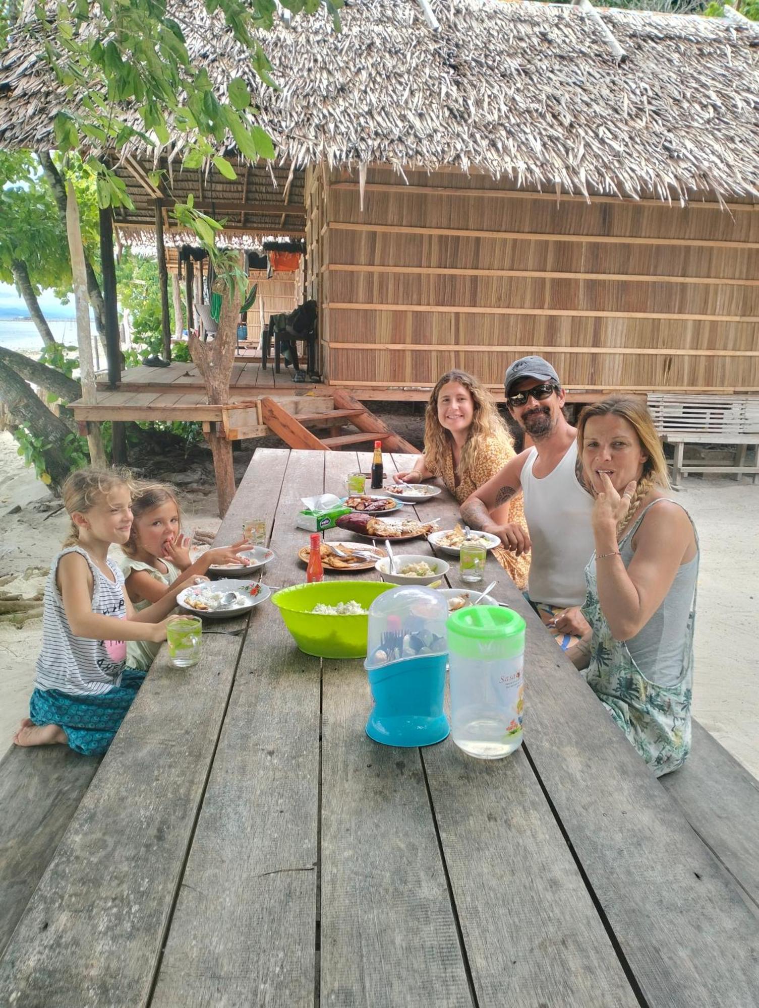 Mambetron Homestay Raja Ampat Pulau Mansuar エクステリア 写真